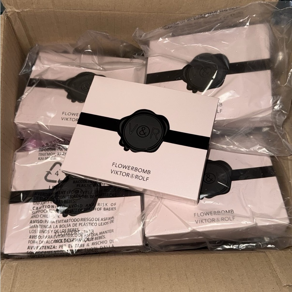 Viktor & Rolf Flowerbomb in Pink and Black